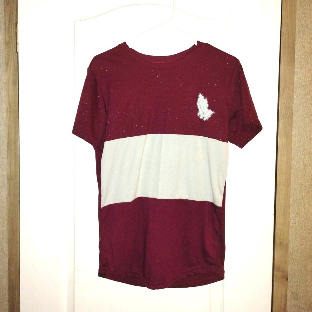Sz. Small maroon and white Lauder Bailey Appeal Good Vibes Only prayer 🙏 hands.